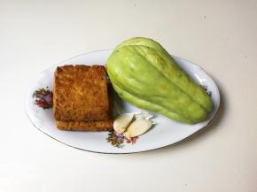 准备好食材：佛手瓜，香干 ， 蒜瓣