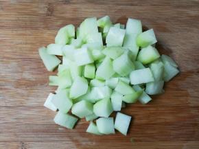佛手瓜削去皮切成丁