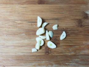 蒜瓣剥去皮切成片