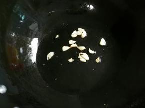 热锅凉油放入蒜片煎出香味