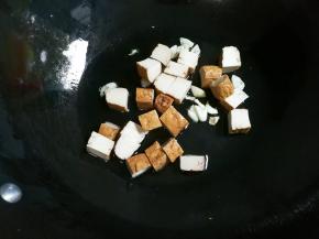 放入香干翻炒片刻