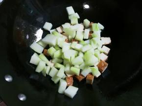 放入佛手瓜翻炒片刻