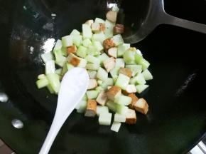 放入一小勺盐