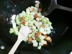 放入一小勺糖