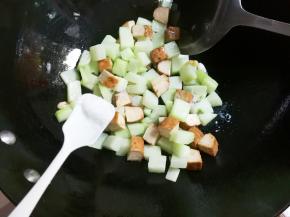 放入少许鸡精翻炒均匀