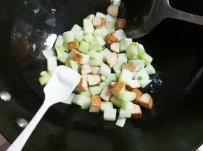 放入少许鸡精翻炒均匀