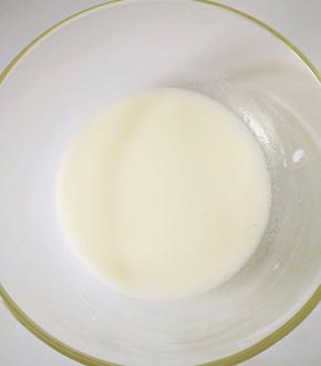 酸奶和玉米油倒入容器里搅拌均匀，充分乳化。