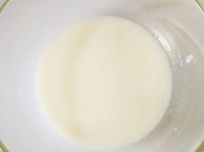 酸奶和玉米油倒入容器里搅拌均匀，充分乳化。