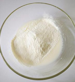 筛入低粉和玉米淀粉，搅拌无干粉。