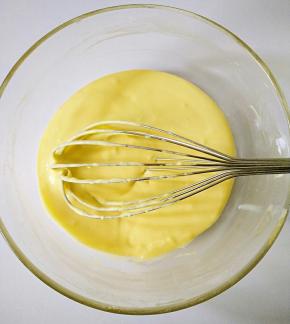 加入蛋黄画Z字形搅拌。