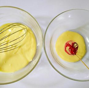 取40克蛋黄糊，用牙签蘸少许色素。搅拌顺滑，放一旁