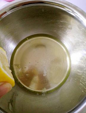 接下来打发蛋白霜，蛋白加入几滴柠檬汁，低速打发。