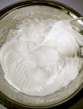 糖要分三次加入，打至出现大泡泡，加入第一次糖，继续打发，打至蛋白霜细腻，加入第二次糖，调高速打发，蛋白霜出现纹路加入第三次糖，转为低速打发，打蛋头出现阻力，提起打蛋头出现小尖峰，蛋白霜就打好了。