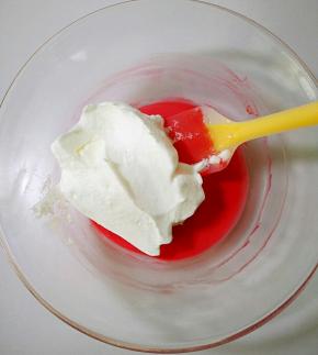 取40克蛋白霜分两次加入到粉色蛋黄糊内翻拌均匀（蛋白霜和蛋黄糊克数相等）。