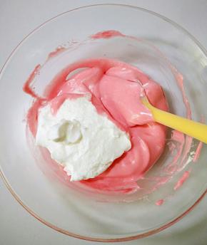 搅拌好后，将粉色蛋糕糊装入裱花袋。