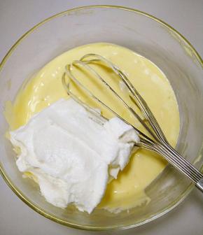 再将剩下的蛋白霜分三次加入蛋黄糊。翻拌均匀，装入裱花袋。