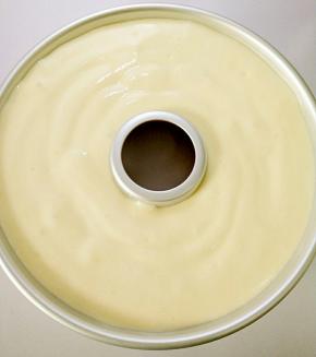 再将剩下面糊倒入模具，轻震气泡。