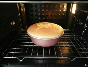 放入预热好的烤箱，上130下150度，40分。18上色可以加盖锡纸，等蛋糕表面轻微回落，用牙签插入蛋糕里，牙签是干爽的就熟了。