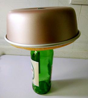 烤好取出轻震模具，震出热气，用玻璃酒瓶支起模具放凉。