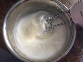 然后高速打发至有纹路状态，加入最后的白砂糖