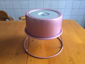 出炉轻震几下，震出热气，倒扣冷却后再脱模