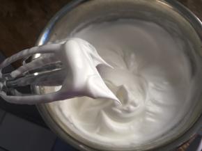 打发至硬性发泡，拉起打蛋头，蛋白挺而直立