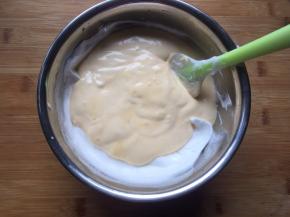 再倒回蛋白盆中，继续翻拌均匀