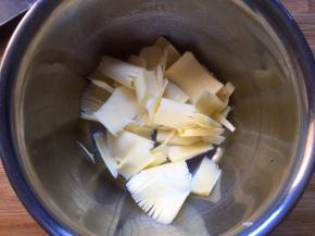 黄油切片室温软化，手指按下黄油，能按下手印，即软化好了