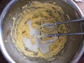 将糖粉打发均匀好后，分两次加入纯牛奶，继续打发