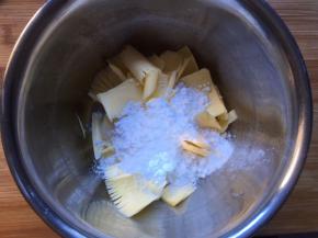 软化好的黄油加入糖粉，用电动打蛋器打发