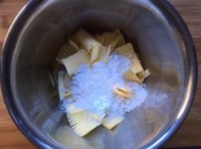 软化好的黄油加入糖粉，用电动打蛋器打发