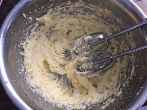 打发至羽毛状态，黄油颜色变浅即可