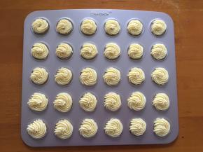 装入裱花袋，8齿裱花嘴，挤入烤盘，放入预热好的烤箱，180度上下火，中层，20分钟