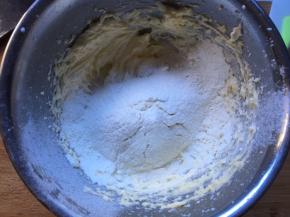 筛入低粉，搅拌均匀