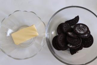 准备制作饼干底，也可以直接用蛋糕片做底，依个人喜欢。首先奥利奥去掉夹心。