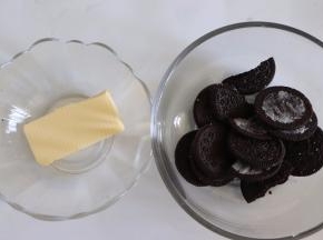 准备制作饼干底，也可以直接用蛋糕片做底，依个人喜欢。首先奥利奥去掉夹心。