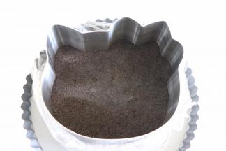 慕斯圈底部放好保鲜膜把饼干底压平压实，放入冰箱冷藏。