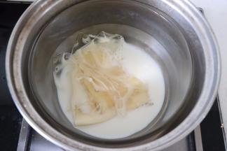 准备巧克力层的材料。吉利丁片在冷水中泡软。放入牛奶中，隔热水融化，温度不可过高，40-50度即可。