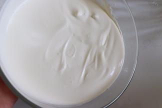 淡奶油加入糖粉，用打蛋头把糖粉摁压进去，放置搅打的时候，糖粉飞散。打发到6分发就可以了。奶油还具有流动性。