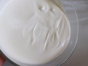 淡奶油加入糖粉，用打蛋头把糖粉摁压进去，放置搅打的时候，糖粉飞散。打发到6分发就可以了。奶油还具有流动性。