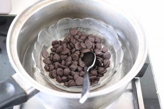 巧克力隔热水融化成液态，用刚才的水温就可以，同样不可以温度太高。