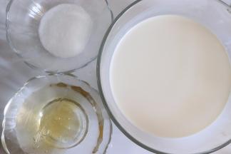 准备制作牛奶层。这层用了奶冻的制作方法，可以不需要淡奶油，只需要牛奶即可。牛奶加热加入细砂糖，大约50度，吉利丁片冷水中泡软后放入热牛奶中融化，晾一会，降温。