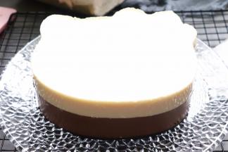 慕斯圈外围包条热毛巾，稍微捂一会即可，脱模了。