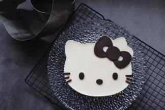 巧克力配件脱模，放到慕斯顶部即可。