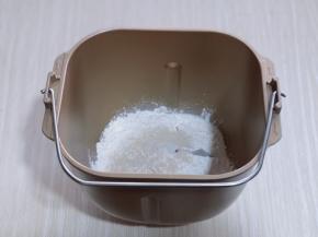 加入中筋面粉及酵母粉！将桶放入机体启动面包机，开始进入和面阶段。