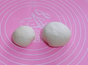 把和好的面团，分两块，一大一小！