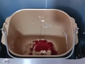 将小块面团加入红曲粉继续放在面包机启动和面程序。