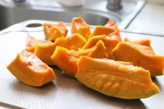 比较干的南瓜切块蒸熟，大约蒸15分钟左右