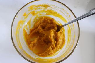 用勺子压成细腻的南瓜泥。