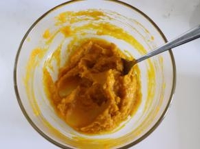 用勺子压成细腻的南瓜泥。